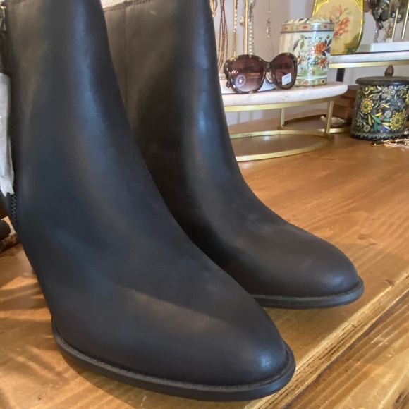 BRAND NEW Never Worn Vionic Madeline Black Leather Boots - Size 11 - Picture 15 of 16